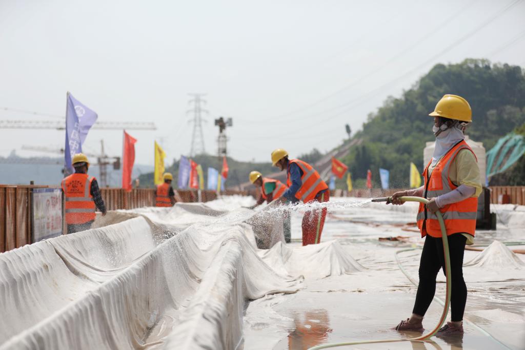 中铁四局建设者正在进行混凝土养护作业。通讯员 李怿杨 摄