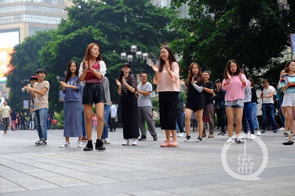 解放碑街头一群美女跳拍手舞减压妩媚妖娆美女图片