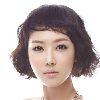 /enpproperty-->最新的新娘短发造型有哪些呢?谁说短发新娘不能够彰十足的显女人味?在现在的时尚潮流中,短发新娘造型显示出与众不同的时尚锋芒,不只有长发才代表女人味。 短发新娘造型不仅利落大方,再配上精心挑选的漂亮礼服再搭配一些金属的发饰,当喜庆柔和的灯光投射到你身上时,你真的是独一无二、与众不同的美丽新娘。心动了吗?下面一起来看一下短发新娘造型,教你成为一名美丽的新娘。 简单的短发新娘造型,亚麻色灰白色融合的短发款式能在婚礼上出奇制胜。以清晰的轮廓衬托出五官的立体感