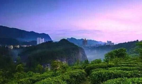/enpproperty--> 国庆长假已过你都去了哪儿? 周末君最爱重庆周边的山山水水 这个国庆长假没有长途颠簸 而是选择了亚洲唯一的城市峡谷 黔江芭拉胡景区 在峡谷绝壁穿行中玩心跳 穿越三大城市组团 媲美卢森堡 黔江芭拉胡景区为典型的喀斯特地貌 横跨7个地质年代 融山、洞、峡、瀑布、湿地、森林于一体 地质奇观、佛教文化、土家风情展露无疑 并紧紧依托城市 是全国乃至亚洲唯一在城市中的大峡谷 峡谷从城市中穿城而过的景观 一个是卢森堡的