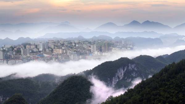 /enpproperty--> 国庆长假已过你都去了哪儿? 周末君最爱重庆周边的山山水水 这个国庆长假没有长途颠簸 而是选择了亚洲唯一的城市峡谷 黔江芭拉胡景区 在峡谷绝壁穿行中玩心跳 穿越三大城市组团 媲美卢森堡 黔江芭拉胡景区为典型的喀斯特地貌 横跨7个地质年代 融山、洞、峡、瀑布、湿地、森林于一体 地质奇观、佛教文化、土家风情展露无疑 并紧紧依托城市 是全国乃至亚洲唯一在城市中的大峡谷 峡谷从城市中穿城而过的景观 一个是卢森堡的